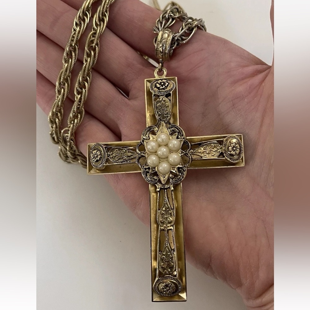 Vtg Whiting & Davis Gold Tone Oversized Faux Pearl Cross Pendant Necklace 30”